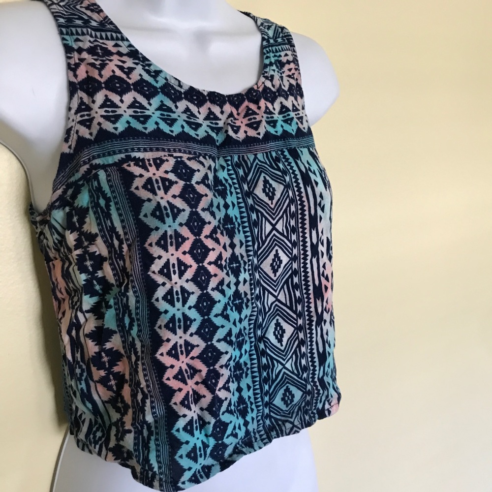 Zippered Cutout Crop Tank - Picture 4 of 6